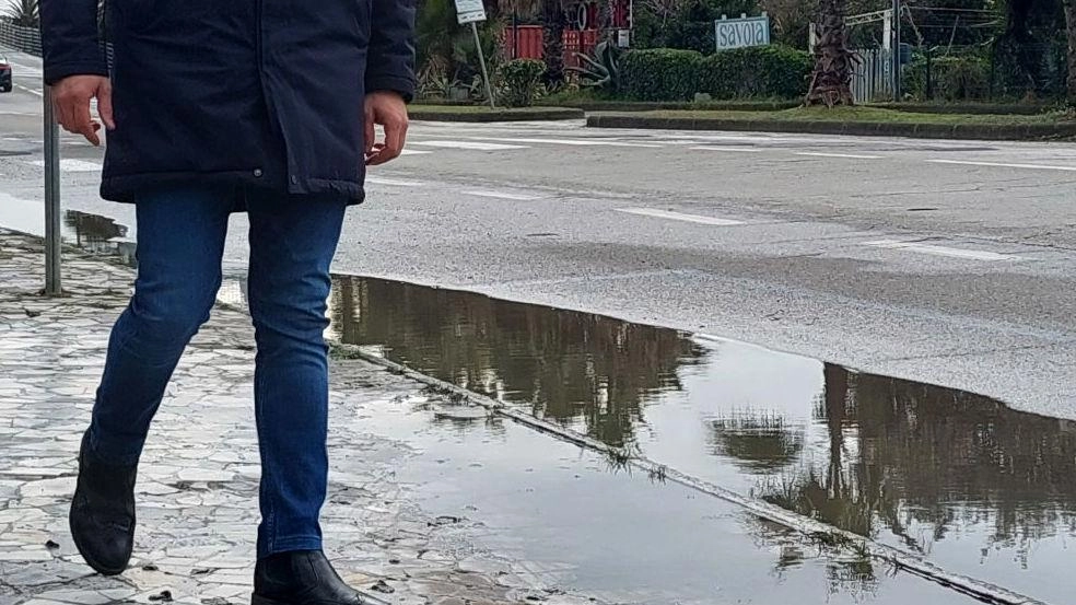 L’assessore Marcucci tra le pozze L’assessore Marcucci tra le pozze
