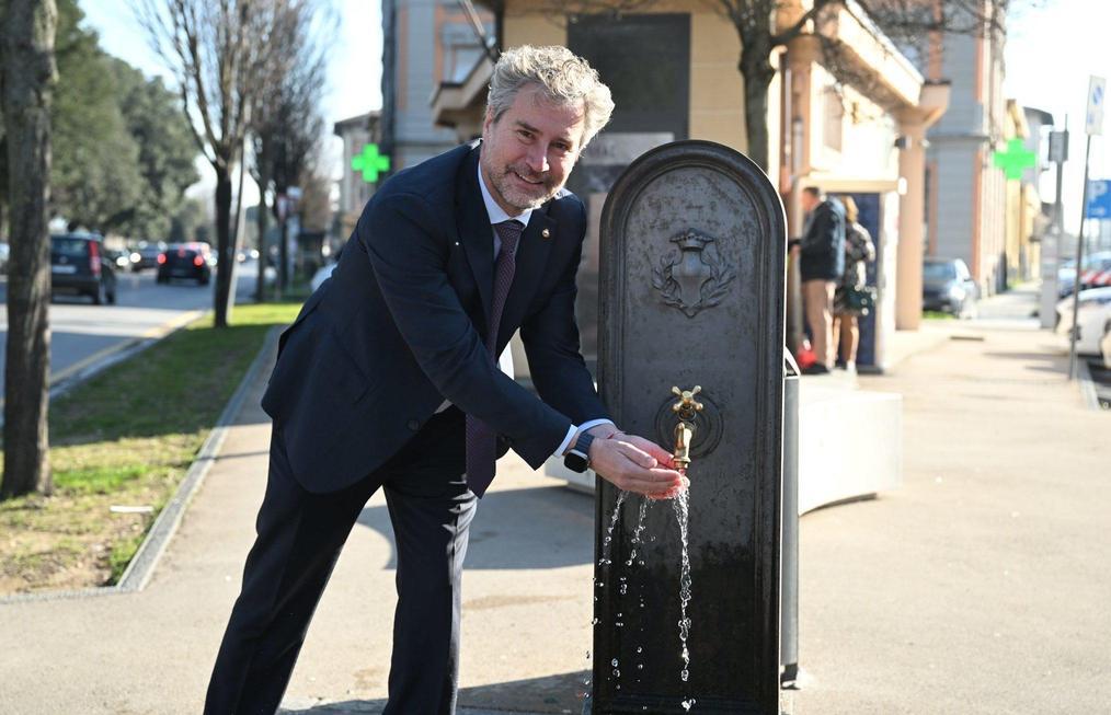 https://www.lanazione.it/image-service/view/acePublic/alias/contentid/NDVhNTdkYTEtNjk4OS00/0/salviamo-la-nostra-acqua-al-via-la-raccolta-firme.jpeg