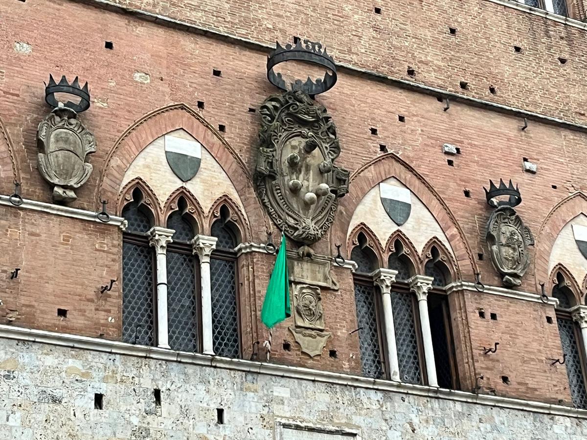 siena pioggia in piazza del campo a due giorni dal palio bandiera verde terza prova rinviata