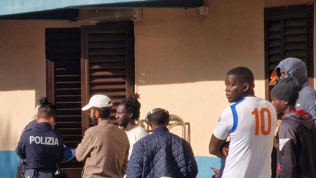 La protesta è fissata per sabato mattina sotto la Prefettura in via Pertini "Non solo il quartiere: abbiamo bisogno del sostegno di tutta la città". In futuro previste iniziative anche al palazzo vescovile e davanti la chiesa. La protesta è fissata per sabato mattina sotto la Prefettura in via Pertini "Non solo il quartiere: abbiamo bisogno del sostegno di tutta la città". In futuro previste iniziative anche al palazzo vescovile e davanti la chiesa.