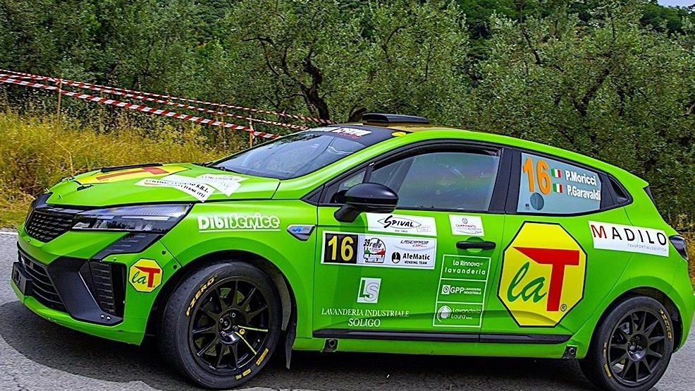 Paolo Moricci con la Renault Clio Rally4 condivisa con il fido Paolo Garavaldi Paolo Moricci con la Renault Clio Rally4 condivisa con il fido Paolo Garavaldi