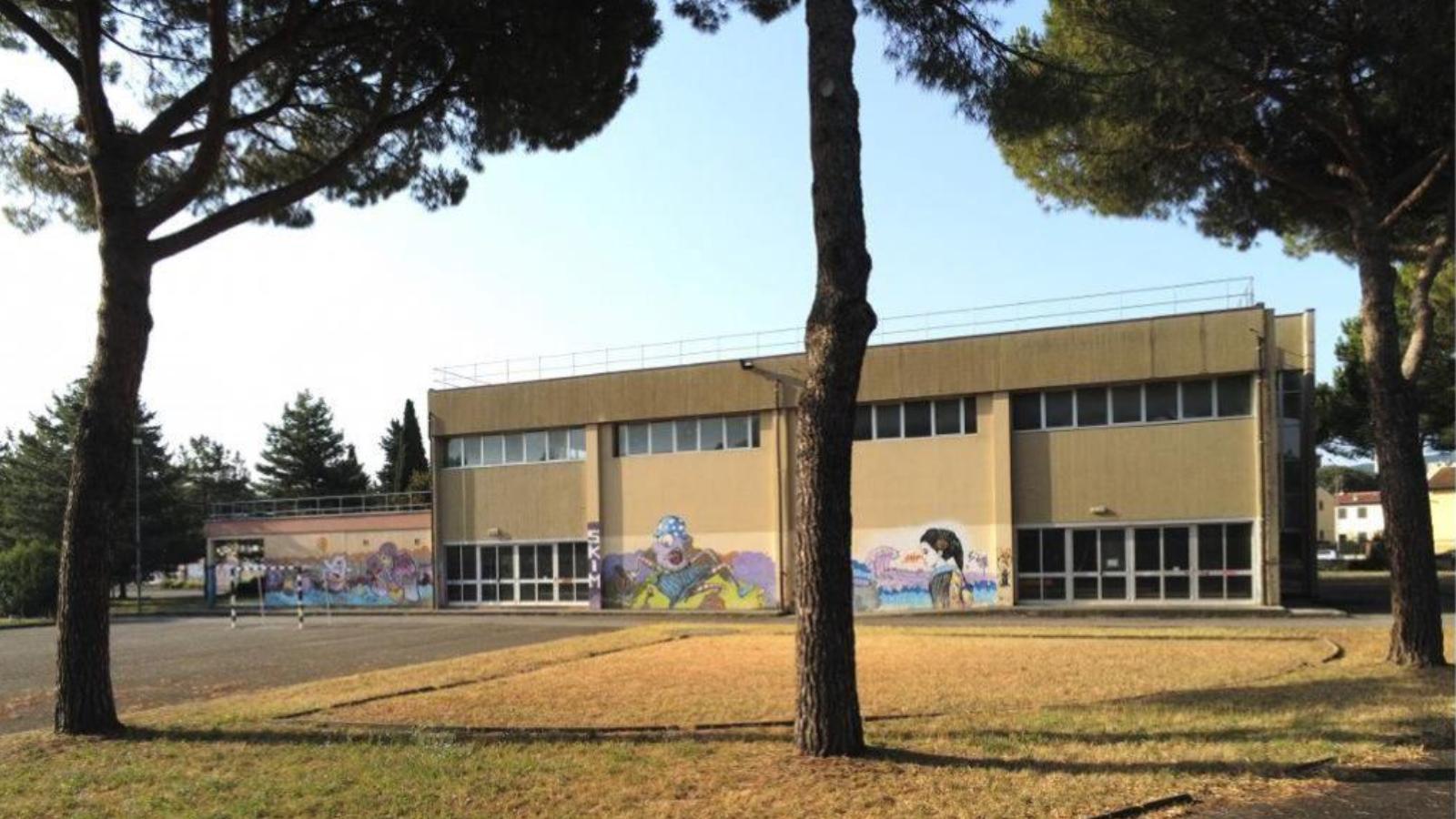 fuga di gas all interno della scuola studenti evacuati e pompieri in azione