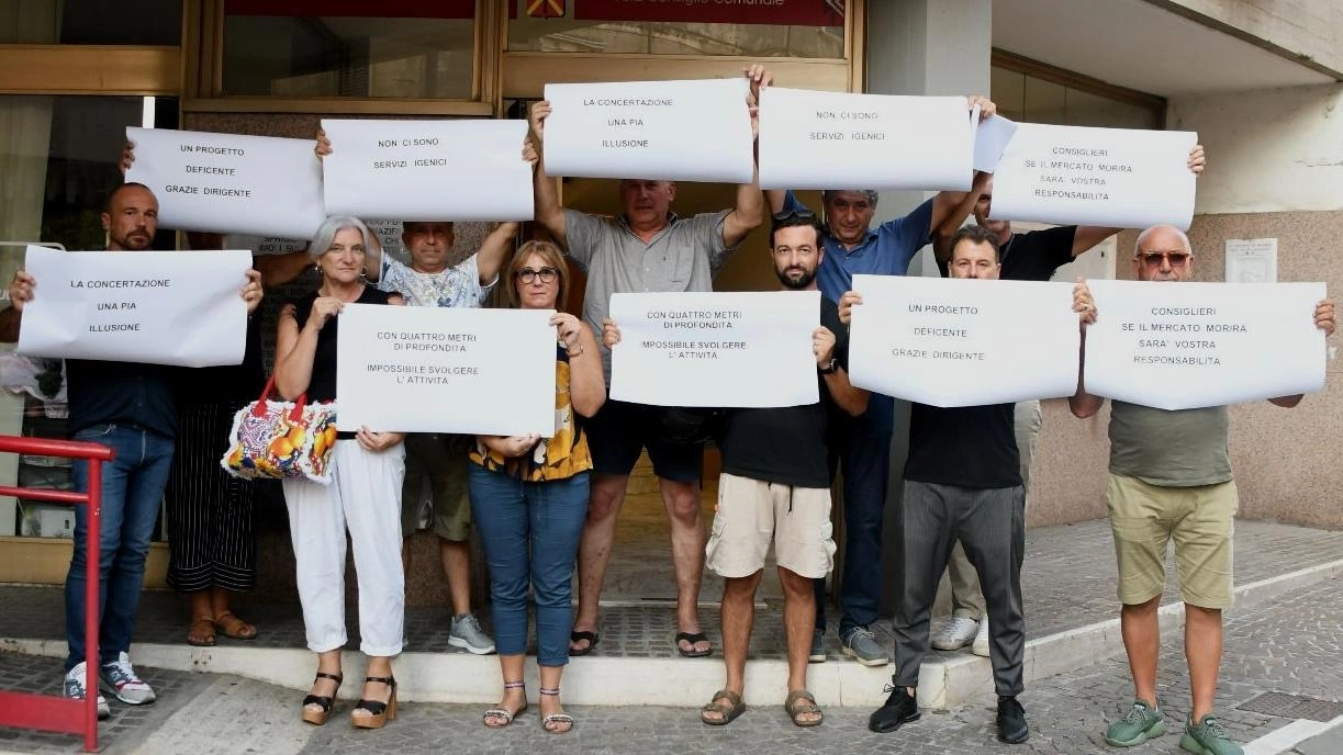 Cartelli e una lettera indirizzata all’amministrazione comunale: "Fermate il trasferimento in viale Roma". Gli operatori contestano la mancata concertazione, l’assenza di servizi igienici e i problemi di viabilità. . Cartelli e una lettera indirizzata all’amministrazione comunale: "Fermate il trasferimento in viale Roma". Gli operatori contestano la mancata concertazione, l’assenza di servizi igienici e i problemi di viabilità. .