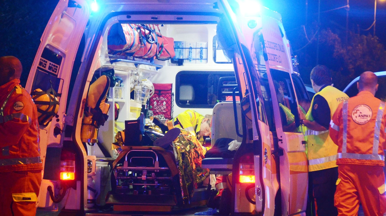 Ambulanza e soccorritori in azione (foto di repertorio)