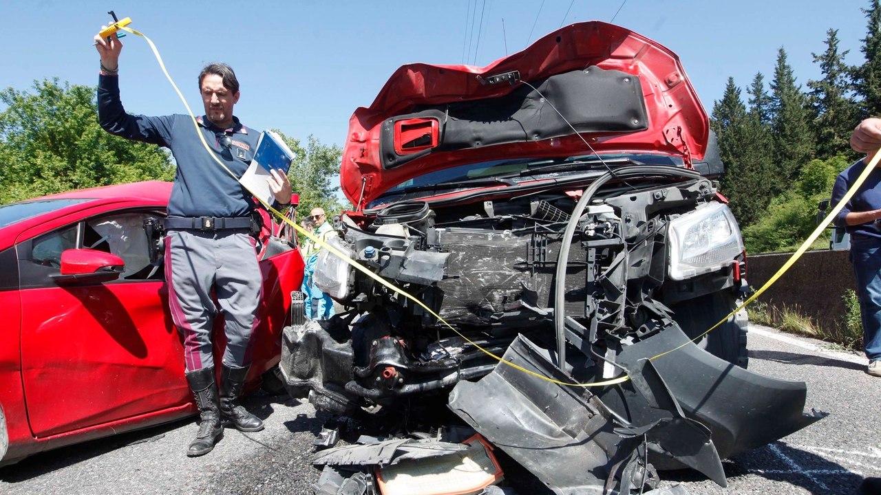 L'auto distrutta della donna (Foto Paolo Lazzeroni) L'auto distrutta della donna (Foto Paolo Lazzeroni)