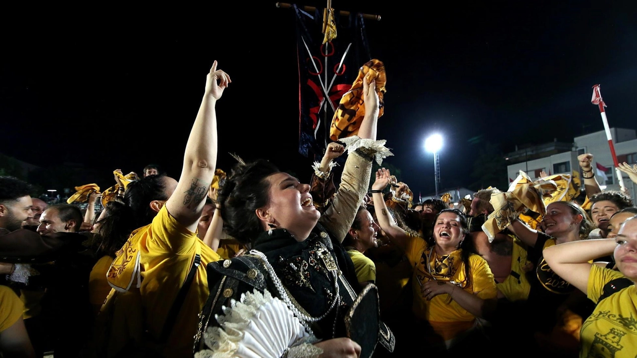 I festeggiamenti del Cassero dopo la vittoria. di giugno I festeggiamenti del Cassero dopo la vittoria. di giugno