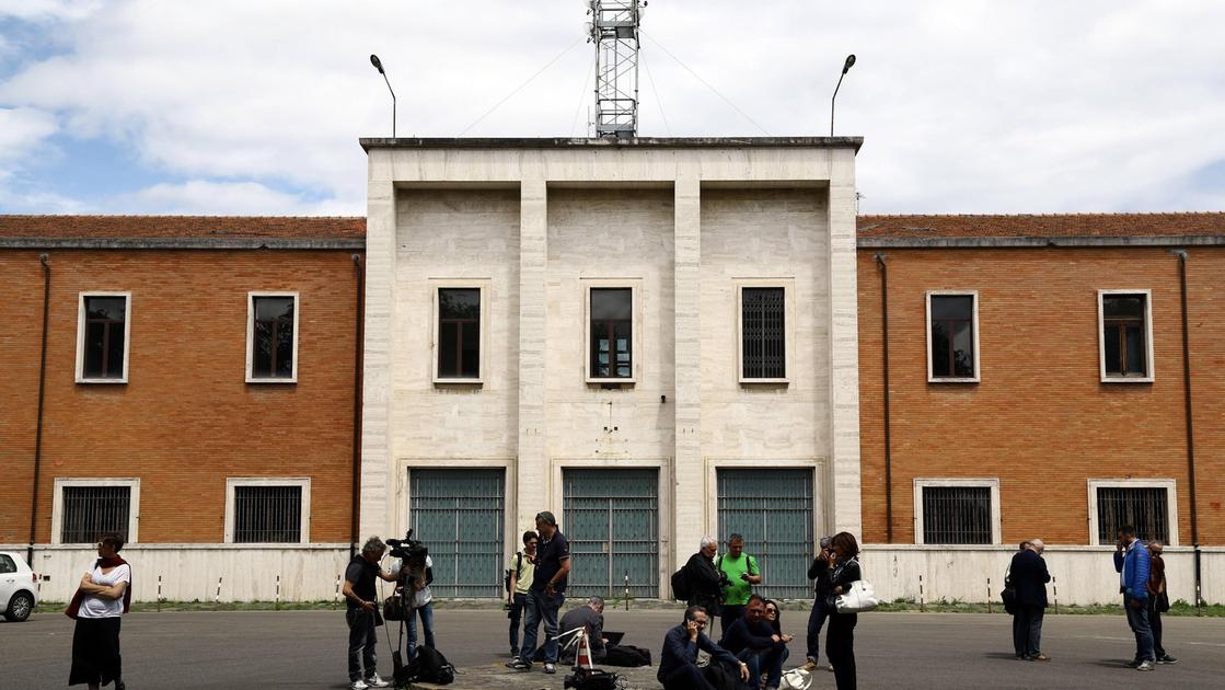 Ex Lupi di Toscana, il maxi intervento. Oggi la demolizione del serbatoio pensile Ex Lupi di Toscana, il maxi intervento. Oggi la demolizione del serbatoio pensile