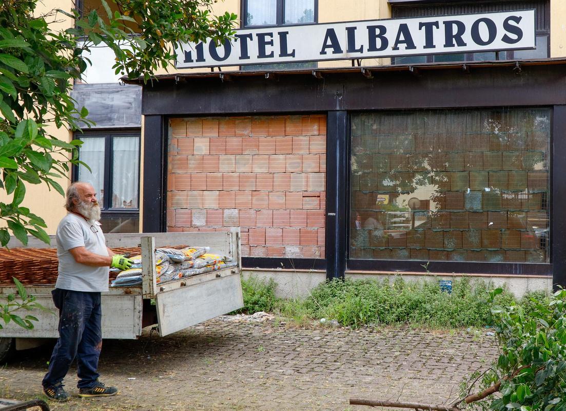 Blitz anti abusivi nell’ex Albatros. Hotel occupato: murati gli accessi Blitz anti abusivi nell’ex Albatros. Hotel occupato: murati gli accessi