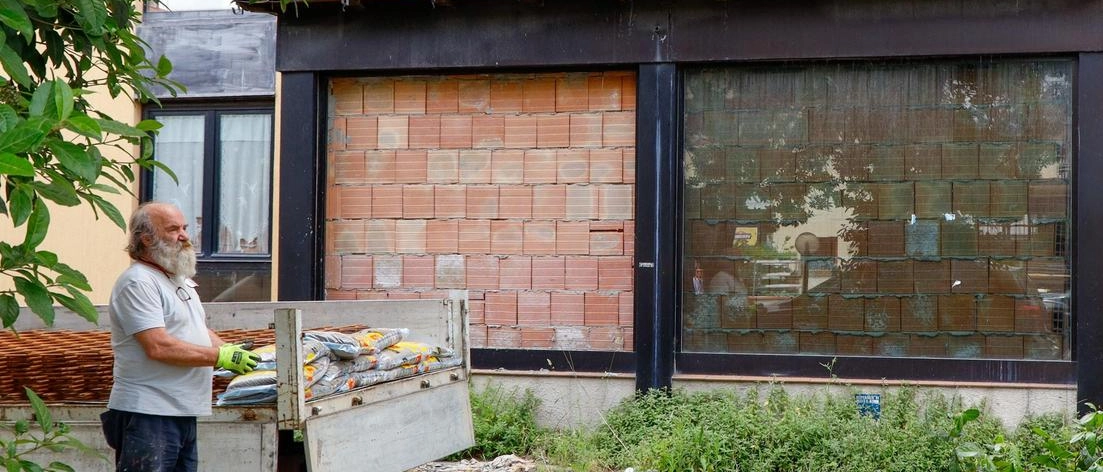 Blitz anti-abusivi nell’ex Albatros. Hotel occupato: murati gli accessi