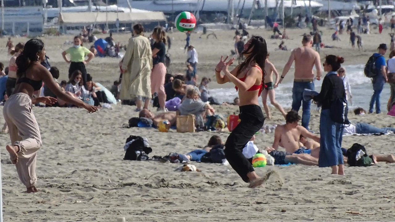 Gli stabilimenti balneari e gli hotel della Versilia si preparano ad accogliere i turisti per Pasqua e i ponti di aprile e maggio.