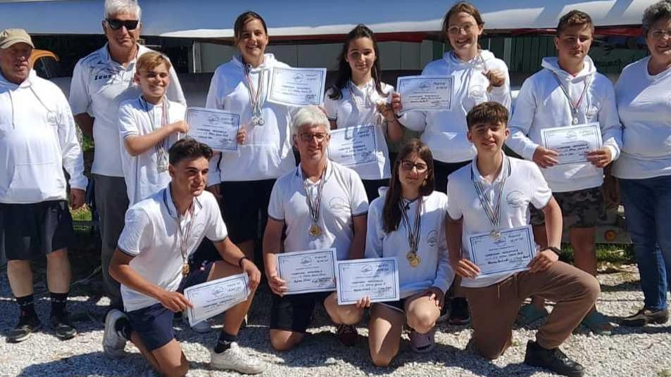 Gli atleti del Circolo Canoa Kayak Massarosa, che a Firenze hanno vinto ben 14 ori Gli atleti del Circolo Canoa Kayak Massarosa, che a Firenze hanno vinto ben 14 ori