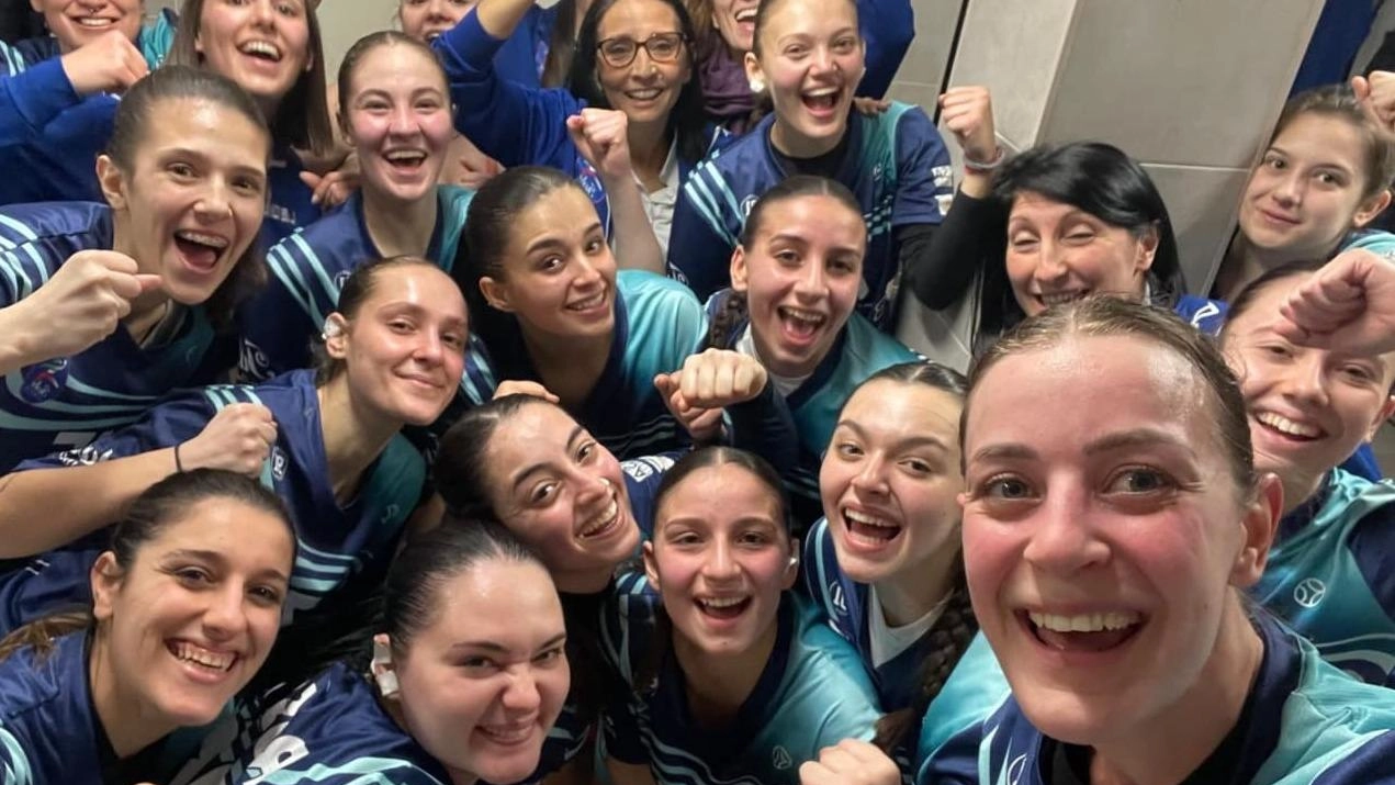 La soddisfazione delle giocatrici della Tushe dopo una. partita di gioco e carattere Il campionato va a gonfie vele La soddisfazione delle giocatrici della Tushe dopo una. partita di gioco e carattere Il campionato va a gonfie vele
