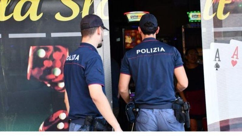 Gli agenti della polizia di Stato durante uno dei controlli. in un esercizio pubblico Gli agenti della polizia di Stato durante uno dei controlli. in un esercizio pubblico