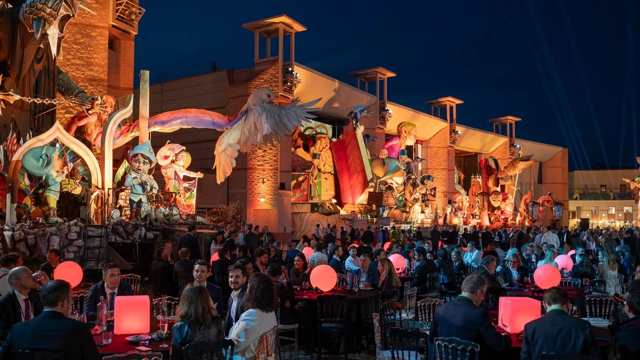 La suggestione della cena di gala «apparecchiata» all’ombra dei giganti La suggestione della cena di gala «apparecchiata» all’ombra dei giganti