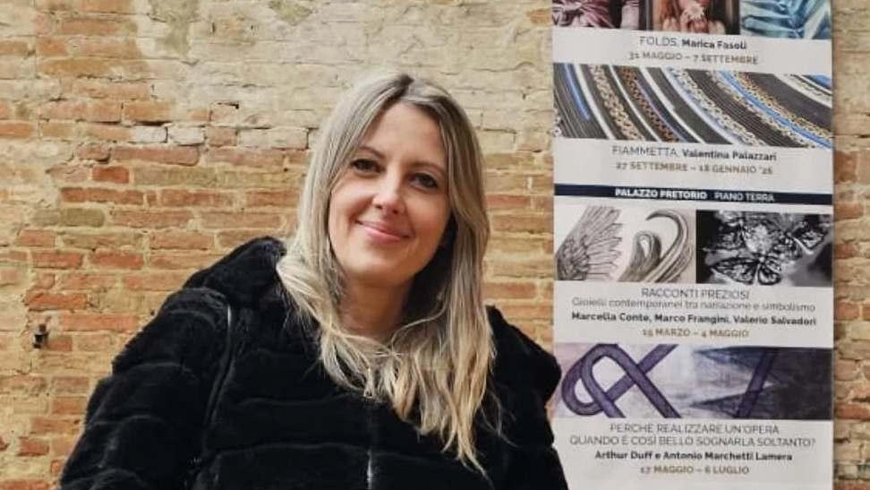 L’artista Marica Fasoli fuori Palazzo Pretorio a Certaldo alto, dove da domani fino al 7 settembre saranno esposte 40 sue opere per la mostra “Folds” L’artista Marica Fasoli fuori Palazzo Pretorio a Certaldo alto, dove da domani fino al 7 settembre saranno esposte 40 sue opere per la mostra “Folds”