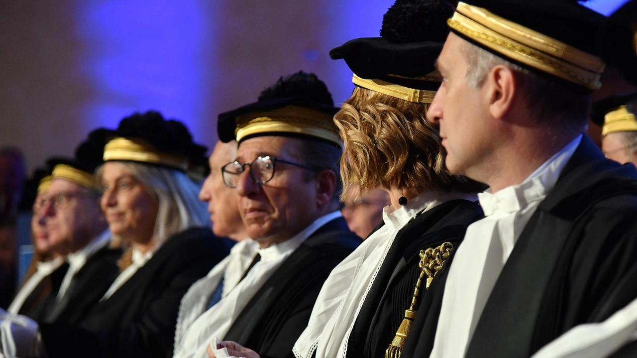 Prevede distinti percorsi tra magistrati requirenti e giudicanti