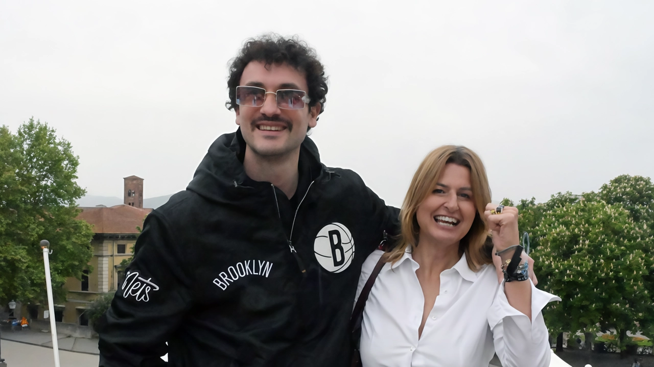L’assessore Paola Granucci con Carl Brave, ospite a sorpresa (foto Alcide) L’assessore Paola Granucci con Carl Brave, ospite a sorpresa (foto Alcide)