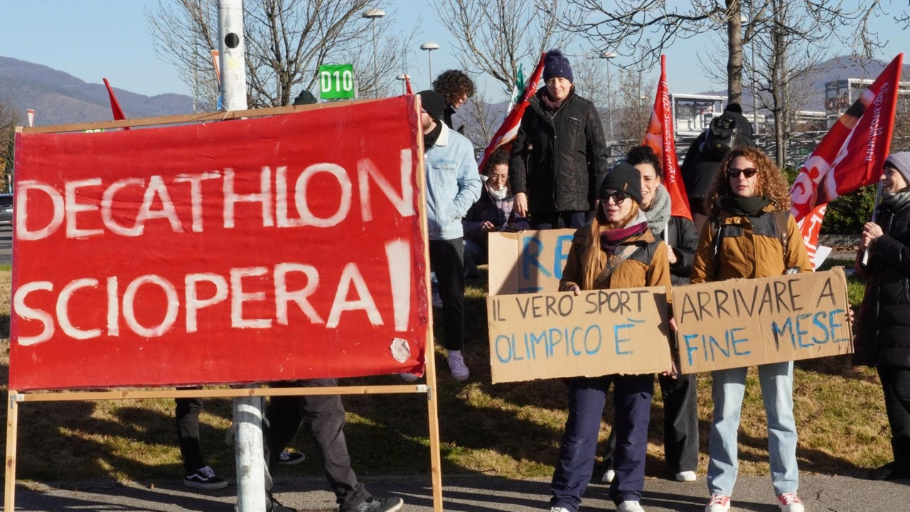La protesta dei lavoratori di Decathlon in via delle Pleiadi: «Il vero sport per noi è arrivare a fine mese» Foto Attalmi La protesta dei lavoratori di Decathlon in via delle Pleiadi: «Il vero sport per noi è arrivare a fine mese» Foto Attalmi