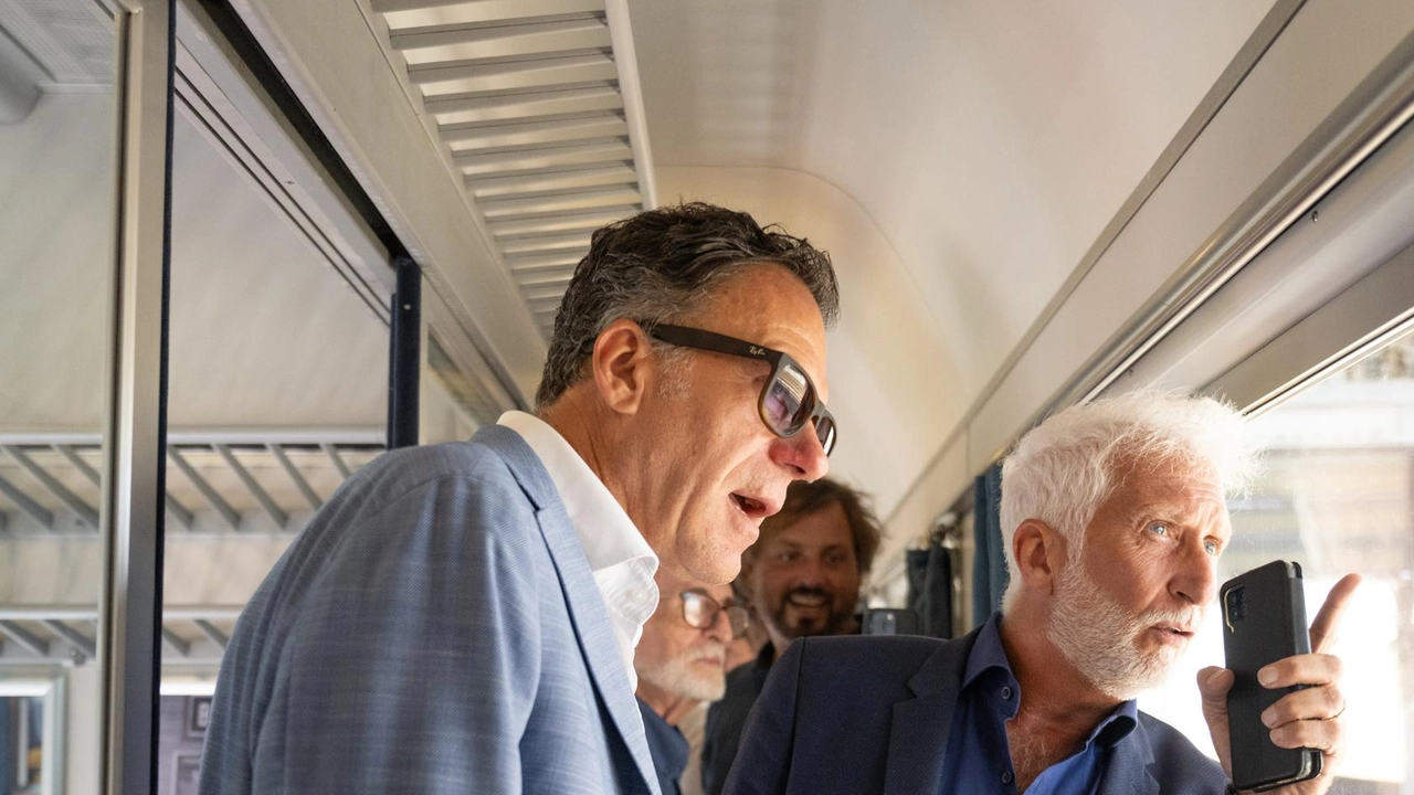 Anche il sindaco di Pisa, Michele Conti, al viaggio inaugurale del treno Versilia che collega Milano con Livorno Anche il sindaco di Pisa, Michele Conti, al viaggio inaugurale del treno Versilia che collega Milano con Livorno