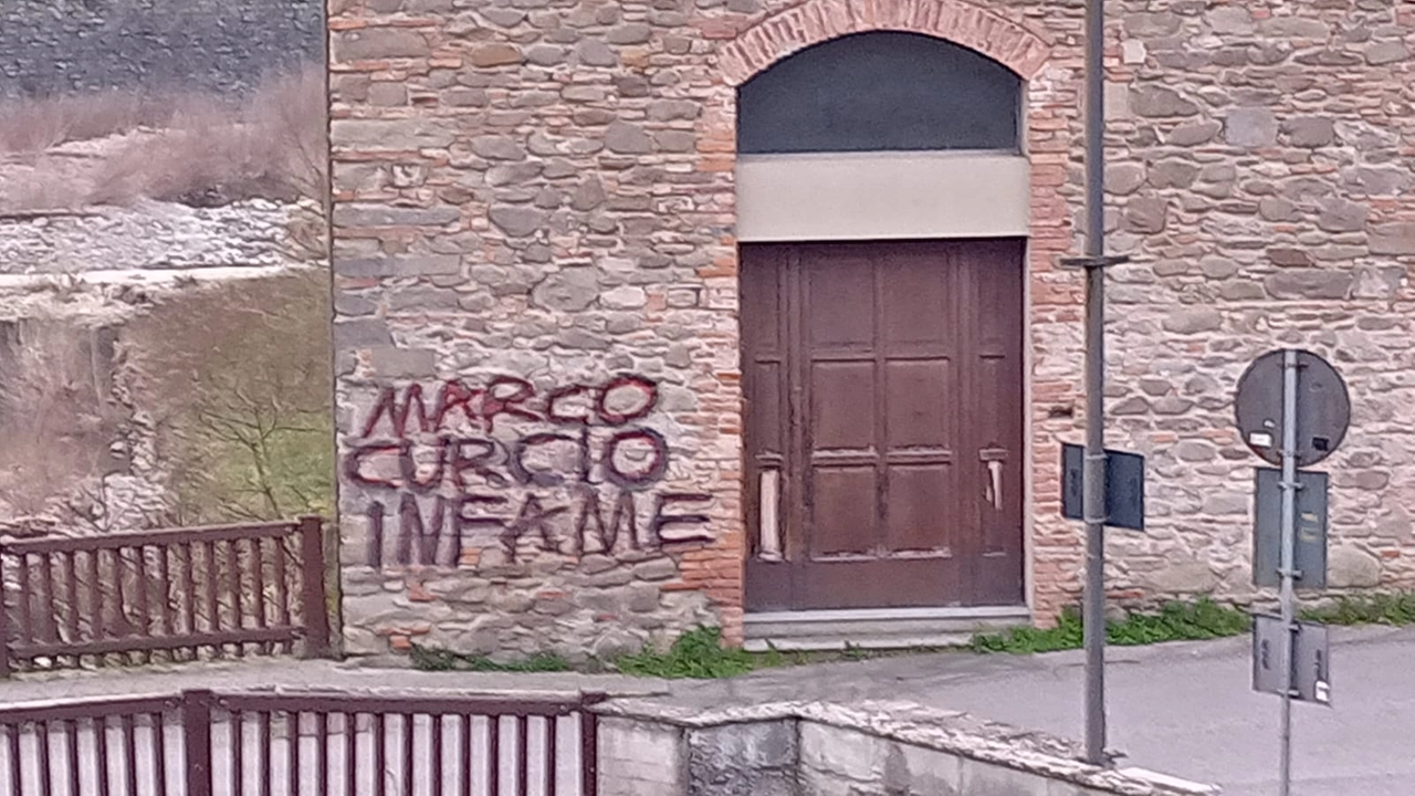 La scritta contro Marco Curcio La scritta contro Marco Curcio