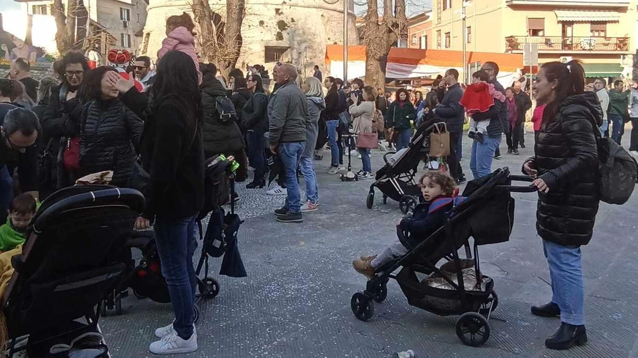 Le famiglie presenti alla manifestazione che si tiene ad Avenza Le famiglie presenti alla manifestazione che si tiene ad Avenza