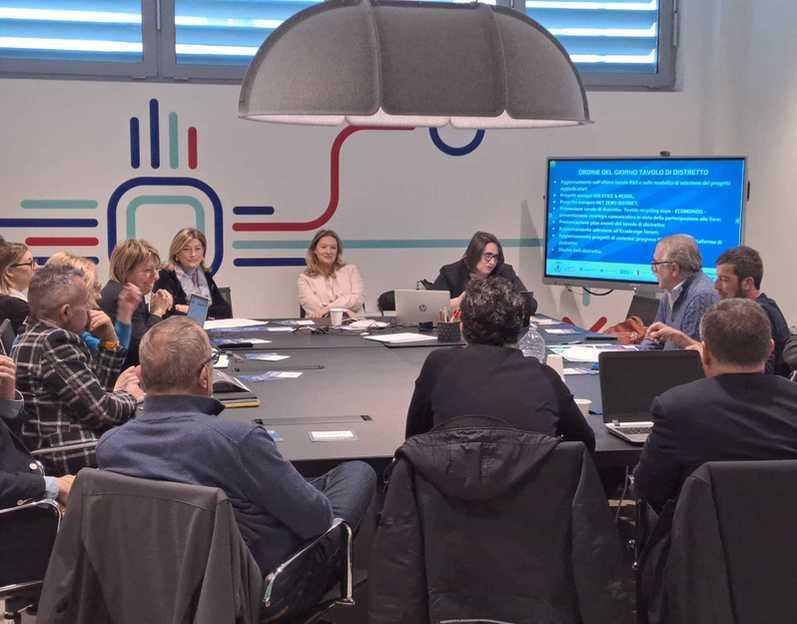https://www.lanazione.it/image-service/view/acePublic/alias/contentid/NDY1MzlhODItMmJlNy00/0/tavolo-del-distretto-sospeso-i-progetti-non-possono-fermarsi-sarebbe-un-danno-per-tutti.jpeg