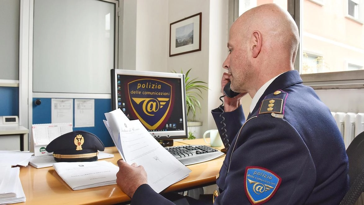 Senza sosta l’attività degli agenti della polizia postale Senza sosta l’attività degli agenti della polizia postale