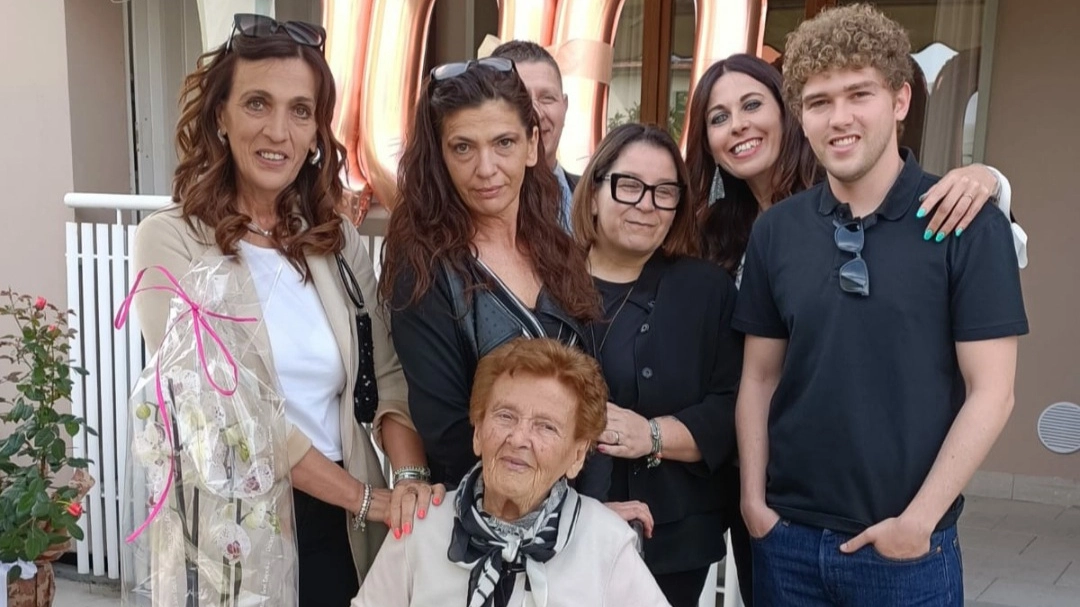 Maria Di Costa con nipoti e bisnipoti