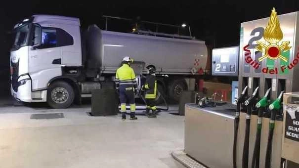 L’intervento dei vigili del fuoco al distributore di benzina sulla via Provinciale a Forte dei Marmi: due famiglie sono state evacuate per precauzione L’intervento dei vigili del fuoco al distributore di benzina sulla via Provinciale a Forte dei Marmi: due famiglie sono state evacuate per precauzione