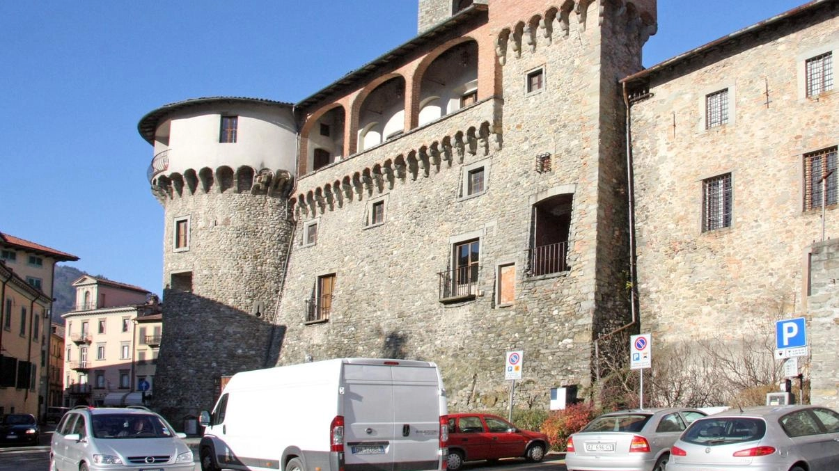 Mostra "La memoria e il sogno" di Carlo Pietro Lucchesi a Castelnuovo, in onore dei 100 anni di Pierino. Sindaci presenti. Artista scultore attivo e dinamico. Mostra "La memoria e il sogno" di Carlo Pietro Lucchesi a Castelnuovo, in onore dei 100 anni di Pierino. Sindaci presenti. Artista scultore attivo e dinamico.