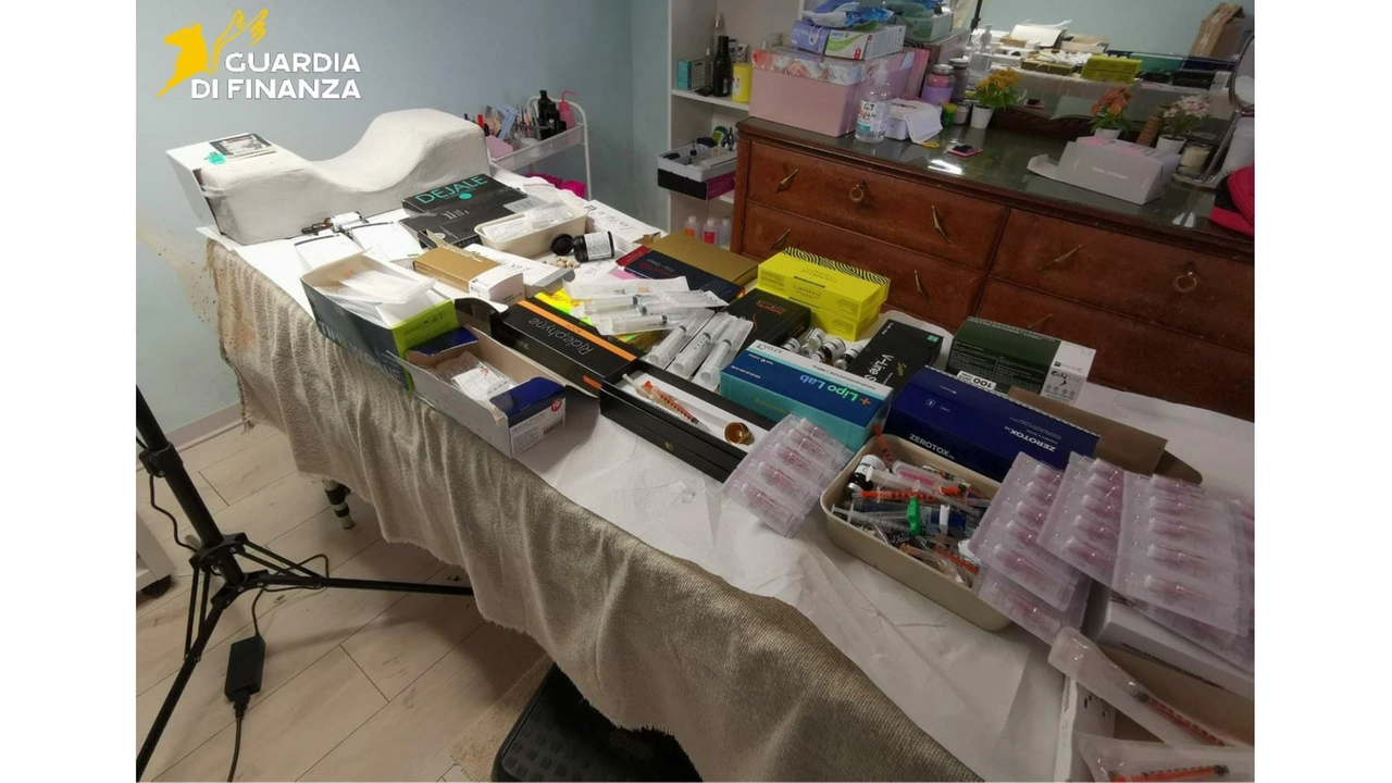 L'ambulatorio abusivo di medicina estetica, responsabile denunciato (foto guardia di finanza)