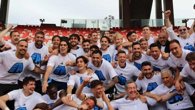 Qui sopra la squadra e tutto lo staff tecnico festeggiano la promozione a Bari sotto il settore ospiti. Una giornata indimenticabile per lo sport di Pisa e della sua provincia Qui sopra la squadra e tutto lo staff tecnico festeggiano la promozione a Bari sotto il settore ospiti. Una giornata indimenticabile per lo sport di Pisa e della sua provincia