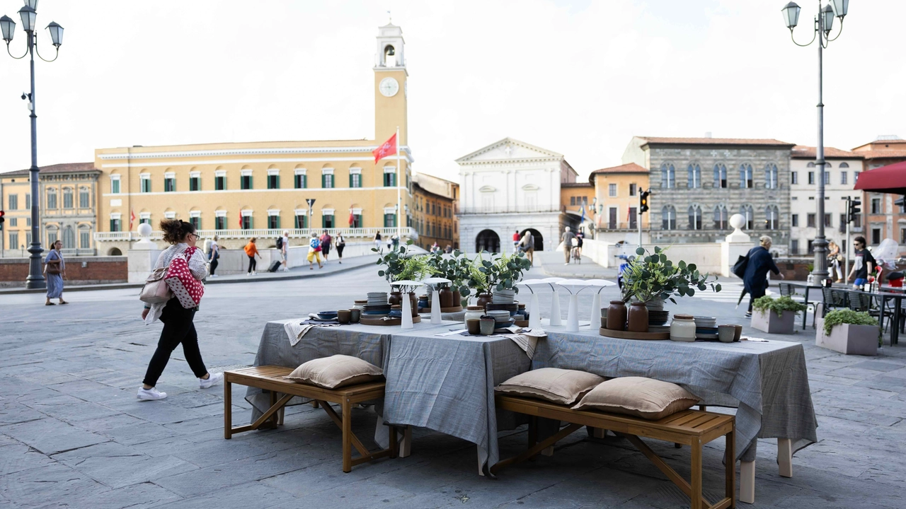 Il tavolo allestito in piazza Garibaldi