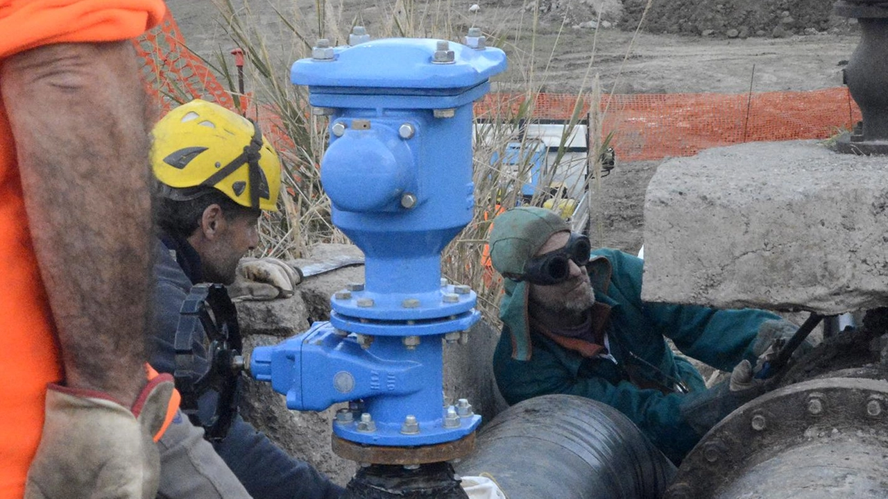 Lavoratori di Acque Spa chiedono la ripubblicizzazione dell'acqua per garantire giustizia sociale e trasparenza. Sinistra Italiana sostiene la gestione pubblica e partecipativa del servizio idrico. Lavoratori di Acque Spa chiedono la ripubblicizzazione dell'acqua per garantire giustizia sociale e trasparenza. Sinistra Italiana sostiene la gestione pubblica e partecipativa del servizio idrico.
