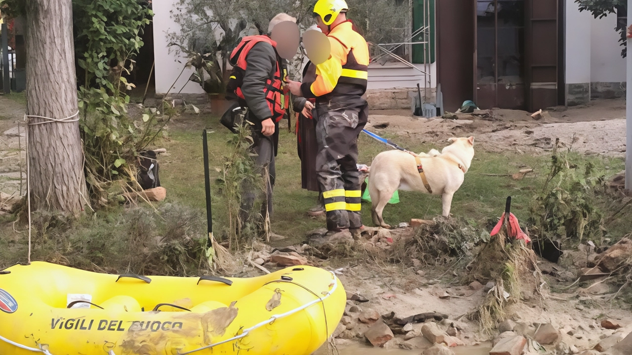 Vigili del fuoco dell'Umbria inviano colonna mobile con modulo Crab in Emilia-Romagna per affrontare emergenza maltempo. Interventi di soccorso in aree colpite da allagamenti e rischio idrico. Vigili del fuoco dell'Umbria inviano colonna mobile con modulo Crab in Emilia-Romagna per affrontare emergenza maltempo. Interventi di soccorso in aree colpite da allagamenti e rischio idrico.