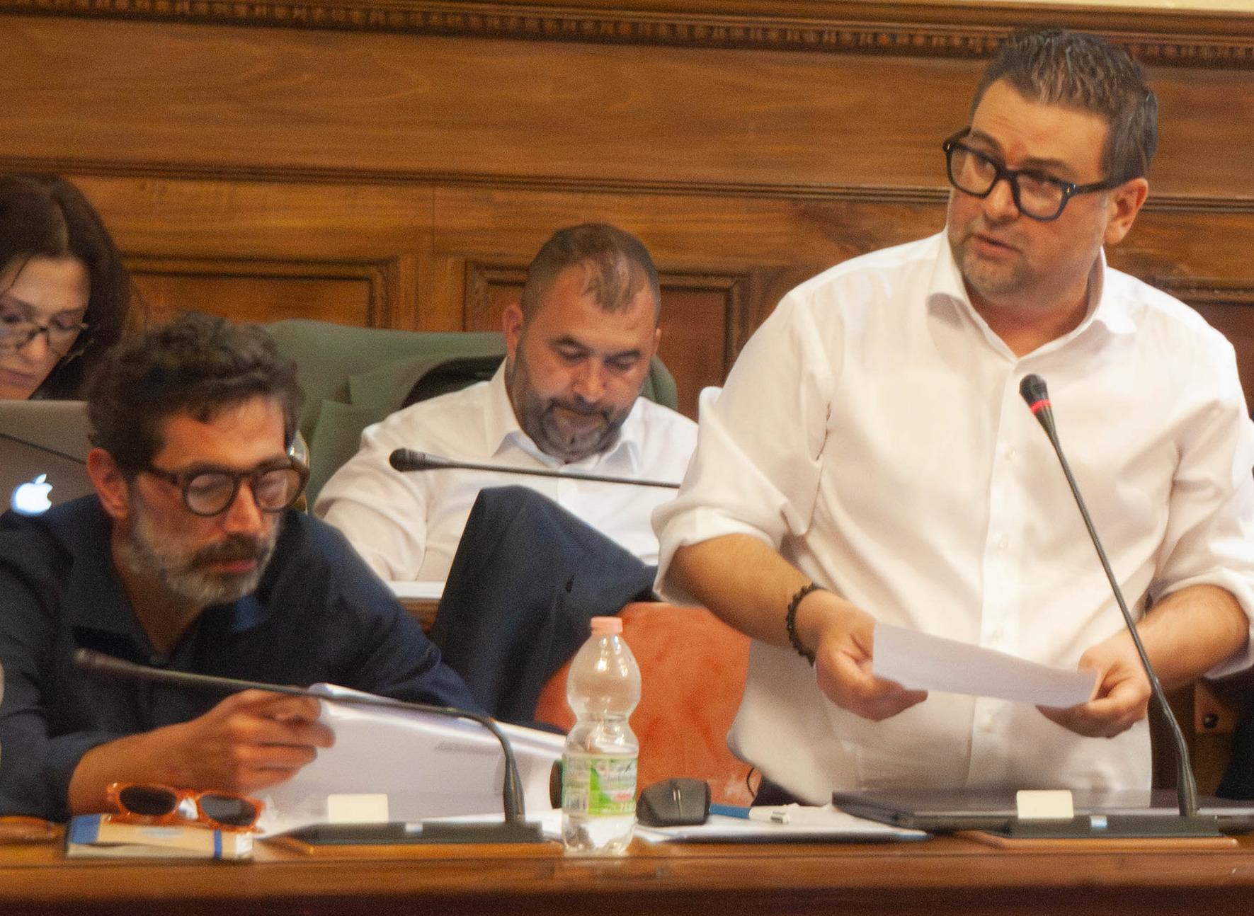 Scuolabus, servizio a domicilio. Rifiuti, proteste sui cassonetti: "Entro 5 anni il porta a porta" Scuolabus, servizio a domicilio. Rifiuti, proteste sui cassonetti: "Entro 5 anni il porta a porta"