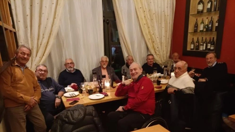 Gli amici del Funakoshi che hanno festeggiato nei giorni scorsi all’osteria Antico Ulivo di Castelnuovo Gli amici del Funakoshi che hanno festeggiato nei giorni scorsi all’osteria Antico Ulivo di Castelnuovo