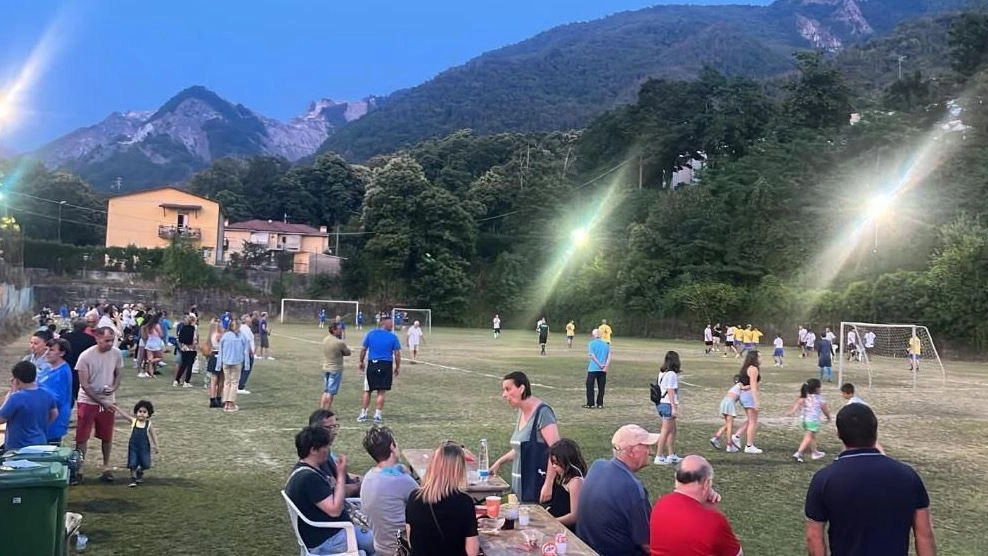 Lo storico Campo Sportivo “G.Trombella“ sta ospitando la 2ª edizione del torneo di calcetto organizzato dalla Pro Loco paesana. La... Lo storico Campo Sportivo “G.Trombella“ sta ospitando la 2ª edizione del torneo di calcetto organizzato dalla Pro Loco paesana. La...