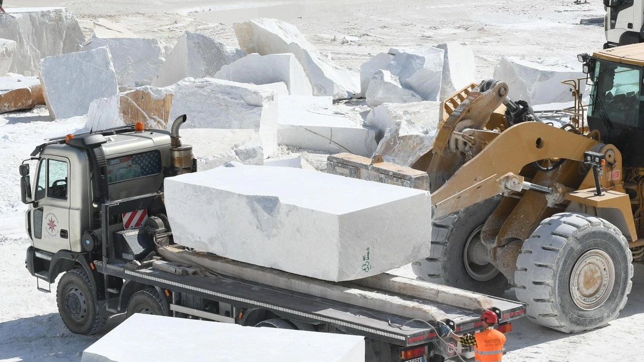 Polemiche per le dichiarazioni infelici di Santucci sugli scioperi e il caldo a Carrara. Sindacato critica l'arroganza padronale e difende i lavoratori. Polemiche per le dichiarazioni infelici di Santucci sugli scioperi e il caldo a Carrara. Sindacato critica l'arroganza padronale e difende i lavoratori.