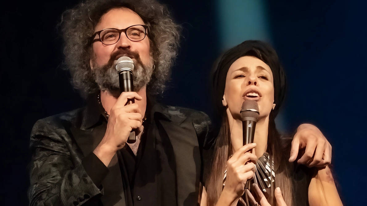 Simone Cristicchi e Amara a Romena Concerto alle stelle il 10 agosto a Romena nel giardino accanto alla pieve romanica con Oida Simone Cristicchi e Amara a Romena Concerto alle stelle il 10 agosto a Romena nel giardino accanto alla pieve romanica con Oida