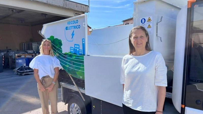 L’assessore Cristina Consani con un mezzo di Sistema Ambiente L’assessore Cristina Consani con un mezzo di Sistema Ambiente