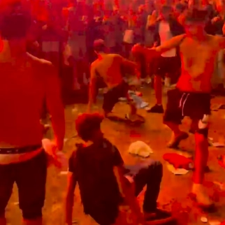 Rissa al concerto di Sfera Ebbasta a Cinquale: un ragazzino a terra, l'altro gli sta per tirare un calcio in testa
