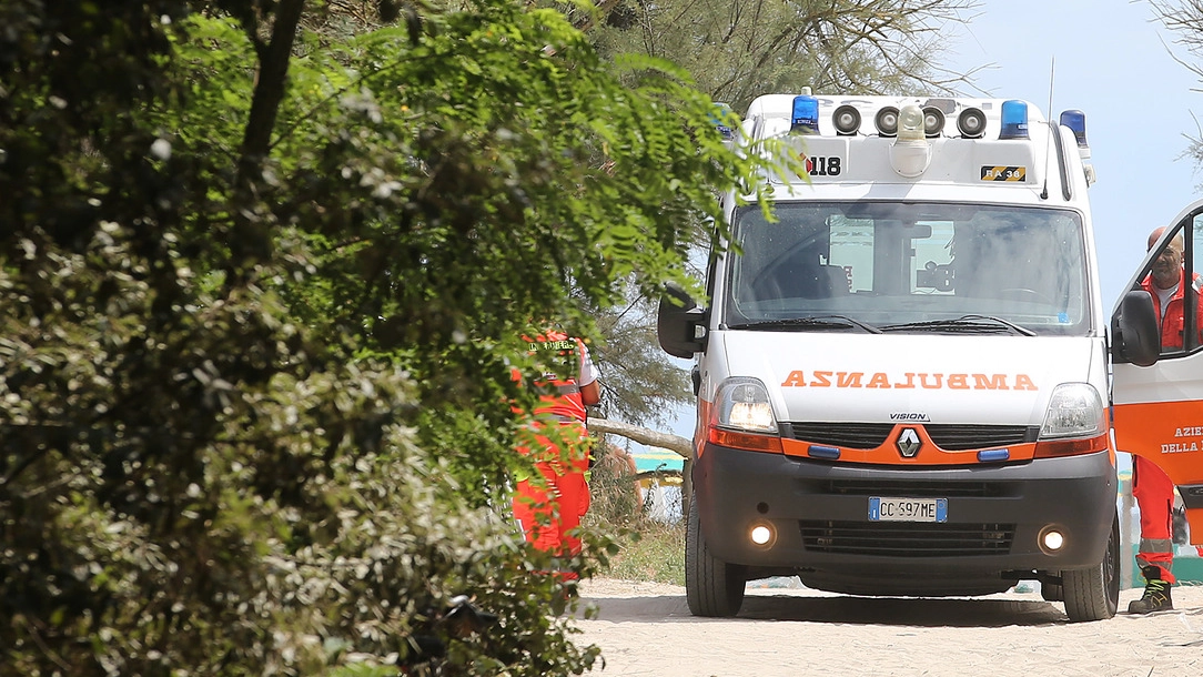 I soccorsi sono intervenuti in spiaggia, ma per l'uomo non c'è stato nulla da fare (Foto di repertorio)