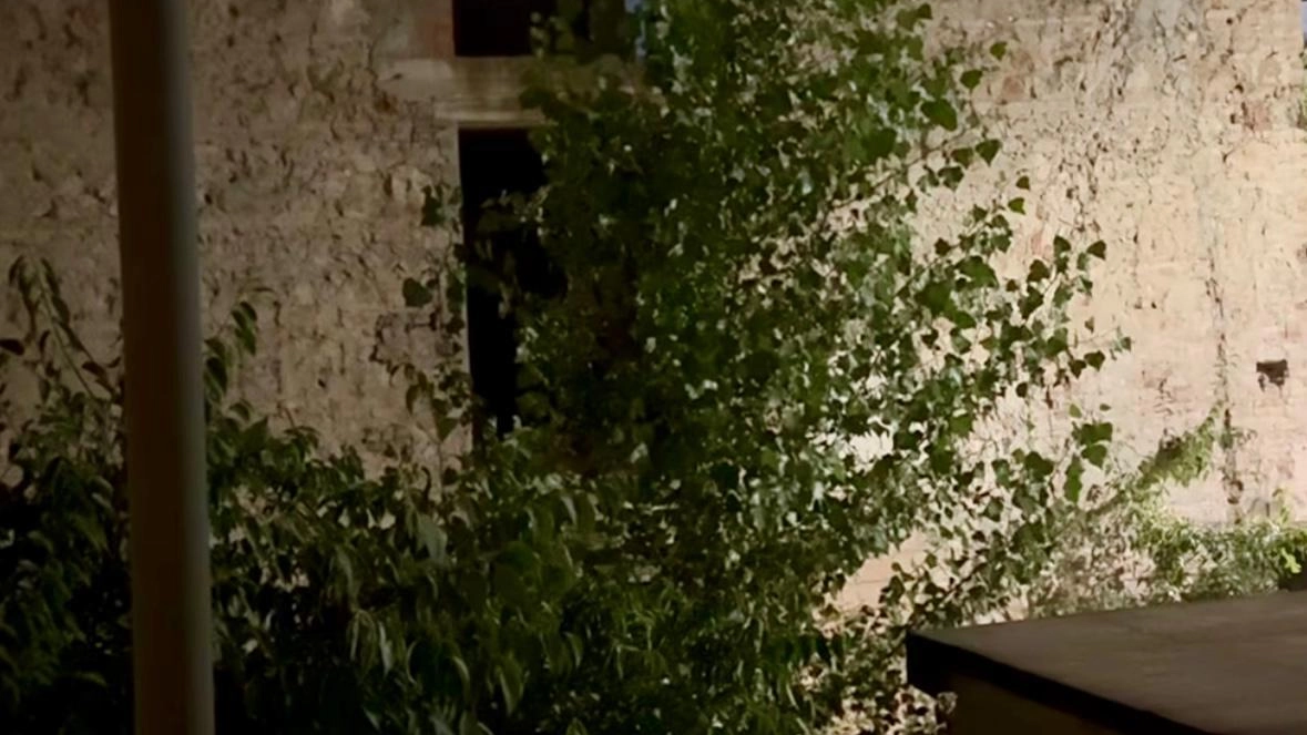 Un fermo immagine del video postato su Facebook che mostra il palazzo ex Enel di via Pisana occupato da abusivi Un fermo immagine del video postato su Facebook che mostra il palazzo ex Enel di via Pisana occupato da abusivi