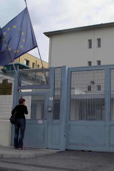 https://www.lanazione.it/image-service/view/acePublic/alias/contentid/NDY5YThhZTktZGM2Yi00/0/villa-andreino-nel-mirino-lite-in-carcere-agente-ferito-detenuto-rientra-con-la-droga.jpeg?f=1.90:1&h=630