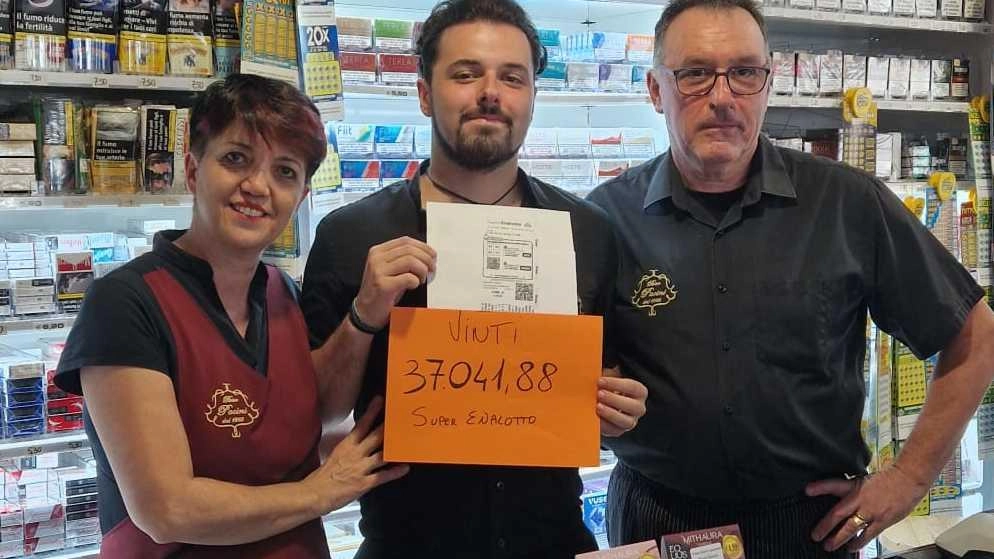 Una vincita non da poco quella centrata con un biglietto del Super Enalotto (cinque numeri) al Bar Tabaccheria Pacini a... Una vincita non da poco quella centrata con un biglietto del Super Enalotto (cinque numeri) al Bar Tabaccheria Pacini a...