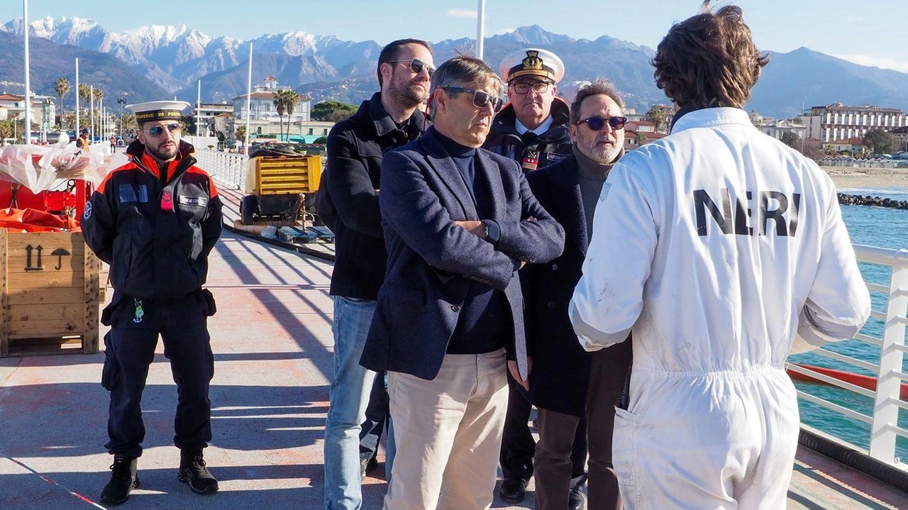 Il sopralluogo dei sindaci di Massa e Forte dei Marmi sul pontile ieri mattina Il sopralluogo dei sindaci di Massa e Forte dei Marmi sul pontile ieri mattina