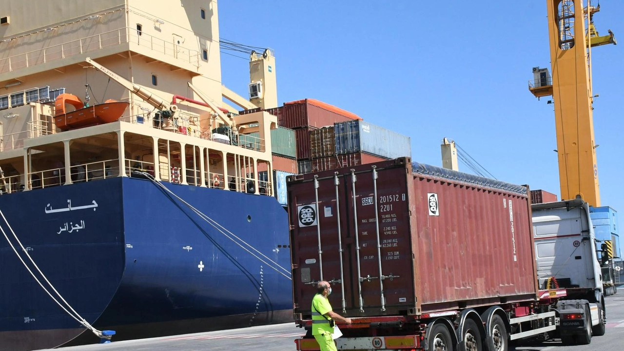 L’Autorità portuale mette a tacere chi punta al passaggio in Toscana "Con la Liguria abbiamo avuto 95 milioni di fondi e l’aumento dei traffici". L’Autorità portuale mette a tacere chi punta al passaggio in Toscana "Con la Liguria abbiamo avuto 95 milioni di fondi e l’aumento dei traffici".