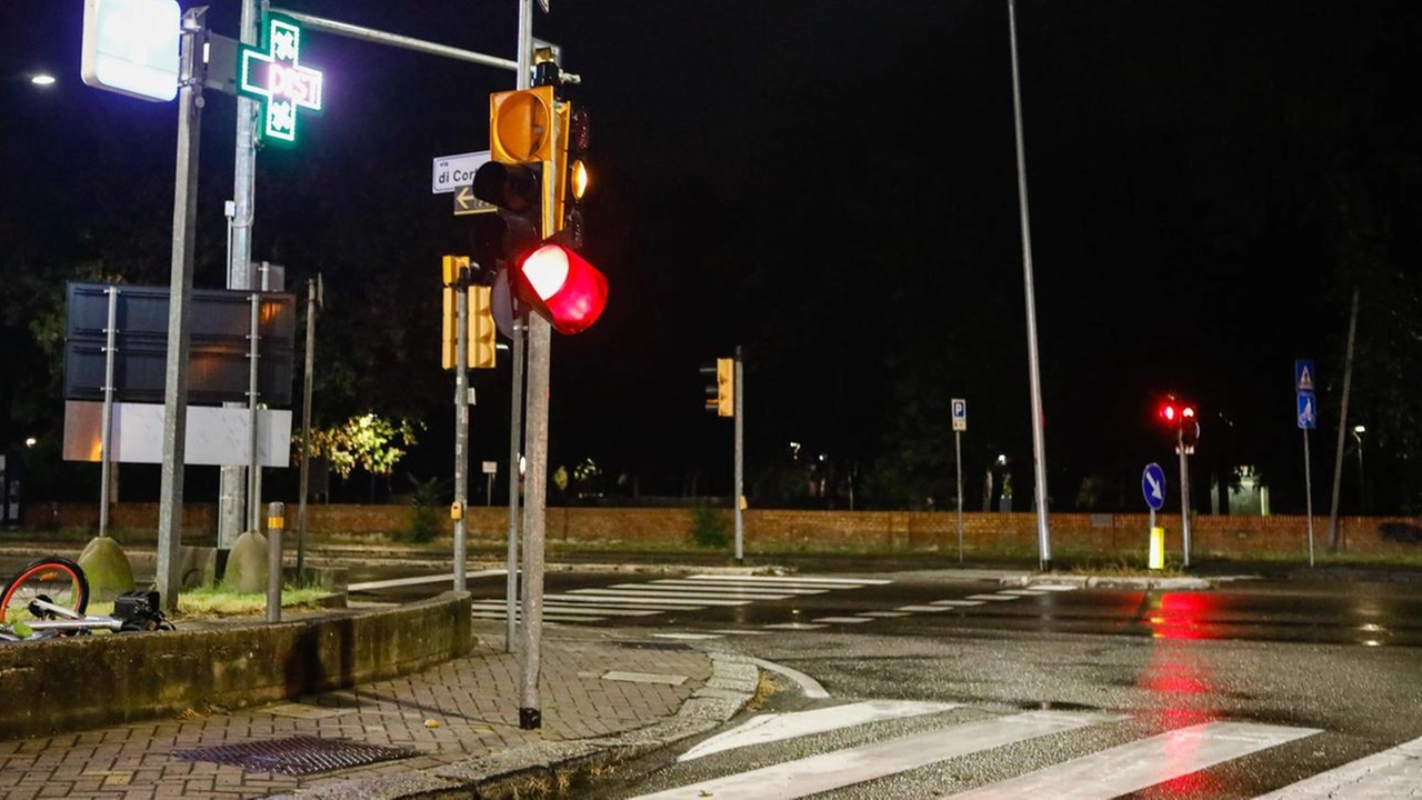 I residenti lamentano troppi rischi a percorrere la strada, specialmente nelle ore notturne (Foto Archivio) I residenti lamentano troppi rischi a percorrere la strada, specialmente nelle ore notturne (Foto Archivio)