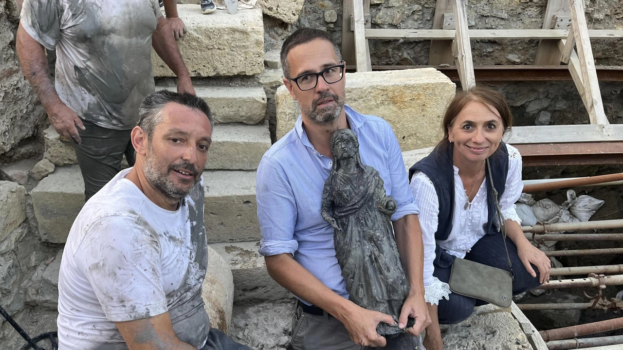Il ritrovamento di uno dei reperti durante gli scavi. Sotto: Agnese Carletti, sindaca di San Casciano dei Bagni e presidente della Provincia di Siena